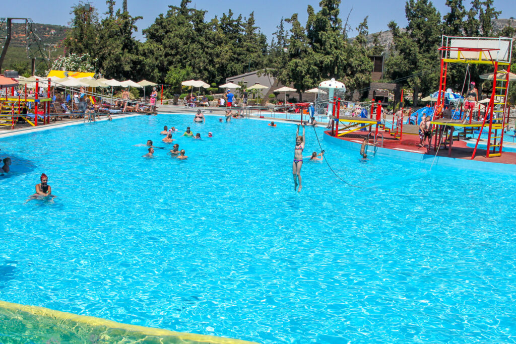 Λουόμενοι στην κεντρική πισίνα μια ηλιόλουστη μέρα